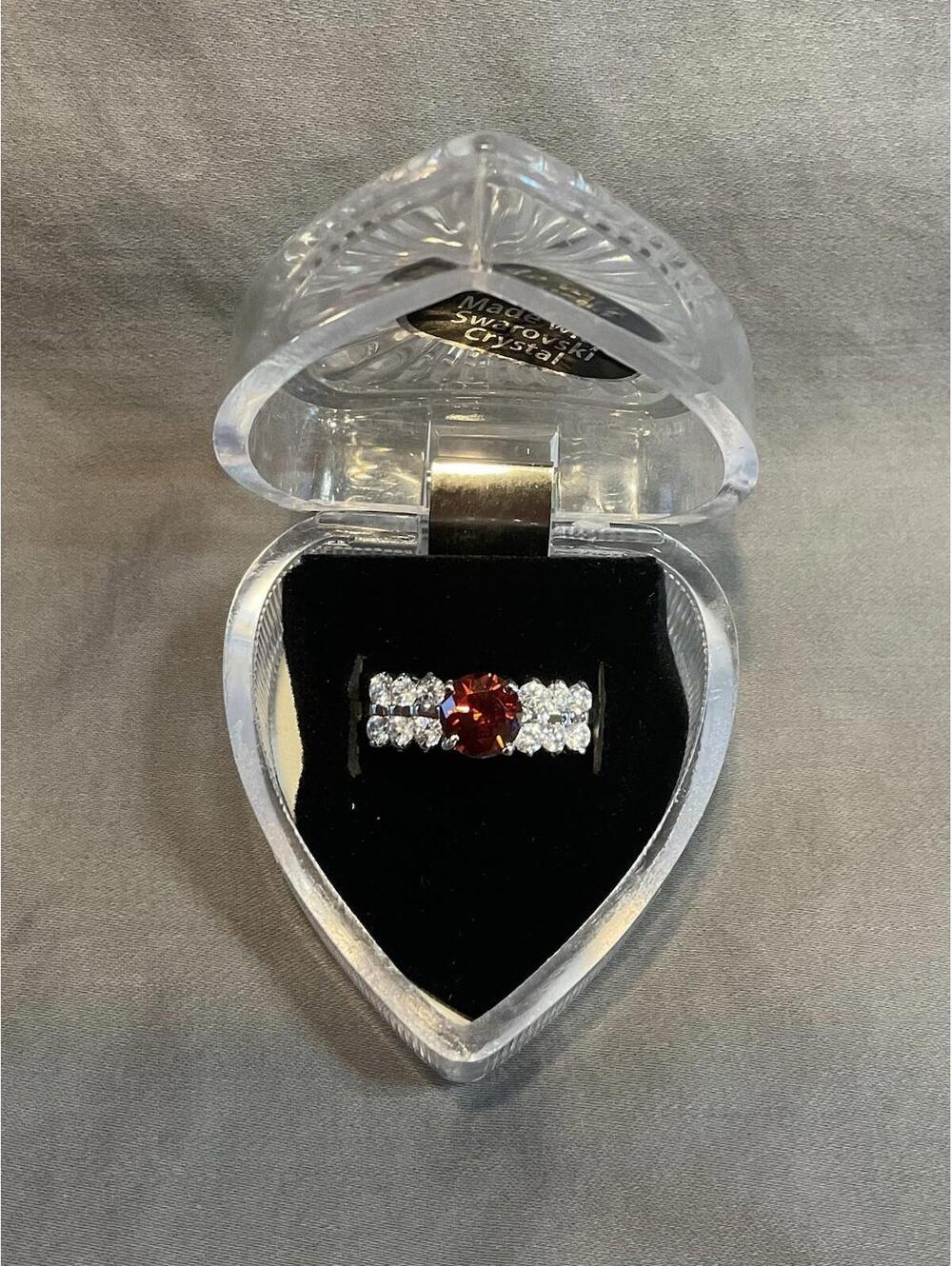 NWOT Beautiful Ring Made With Swarovski Crystal Size 8.25 #1321